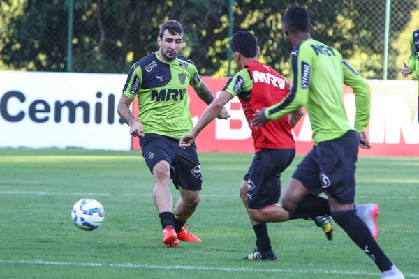 Treino tático dá sequência à preparação para domingo